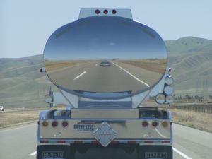 tanker-truck-reflection-395160-m